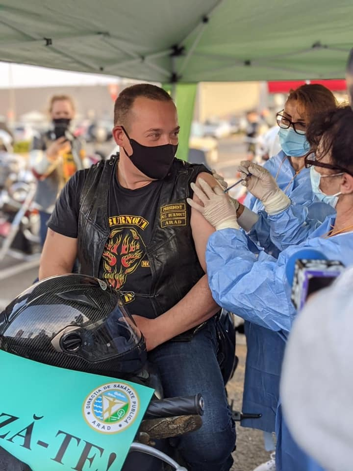 Zeci de motociclişti din Arad, la o acţiune de promovare a vaccinării/ Ei s-au imunizat la centrul drive thru din oraş/ CNCAV: Dacă România are sânge de rocker, atunci Aradul are anticorpi de biker – FOTO