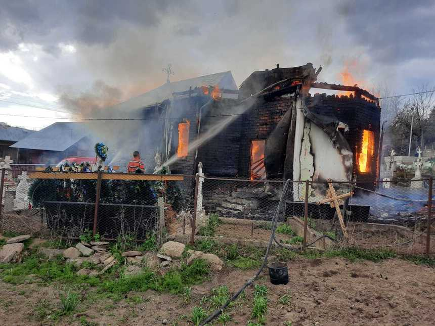 Vrancea: Incendiu la biserica din satul Topeşti / Focul se manifestă generalizat