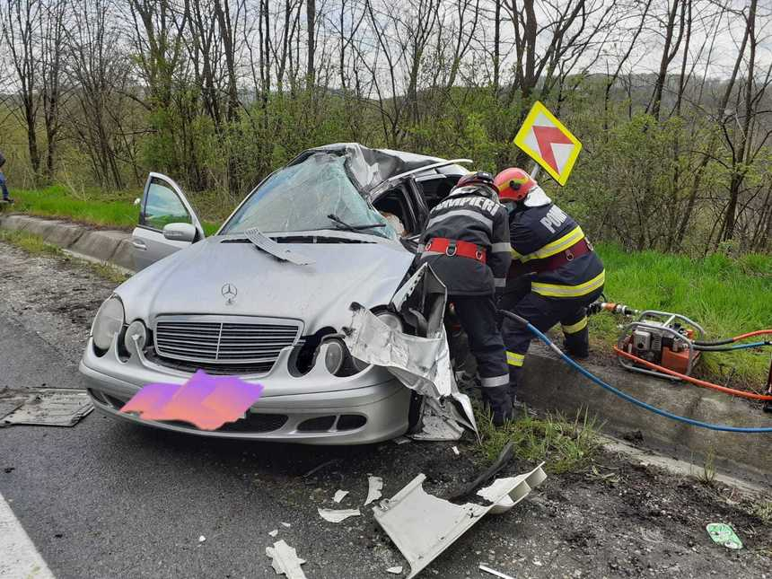 Un bărbat a murit şi altul a fost rănit, într-un accident produs în judeţul Sălaj / Rănitul a fost transportat de un elicopter SMURD la Baia Mare