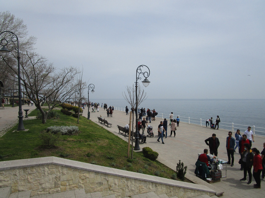 Terasele din Mamaia şi din Portul Tomis, principalele atracţii pentru turişti de 1 mai. Faleza din Constanţa şi centrul staţiunii au fost luate cu asalt de turişti – FOTO