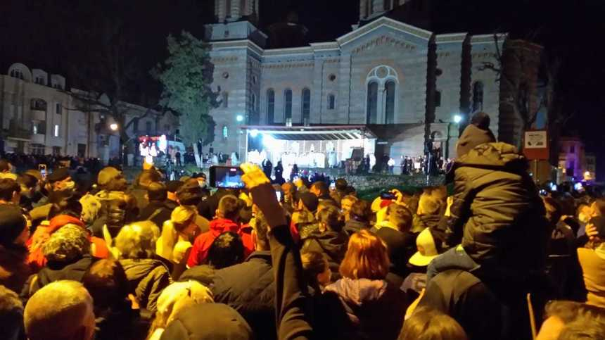 Arhiepiscopul Tomisului a adus Lumina Sfântă de pe mare / Mii de oameni participă la slujba de Înviere / Nu este respectată distanţarea socială – FOTO