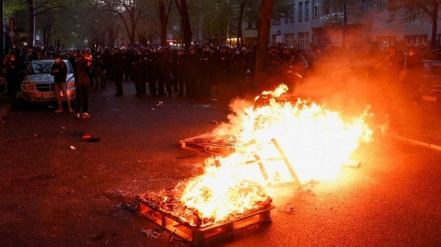 Berlin: Cel puţin 50 de poliţişti au fost răniţi în violenţele de la protestele de Ziua Muncii. Au fost reţinuţi peste 250 de manifestanţi