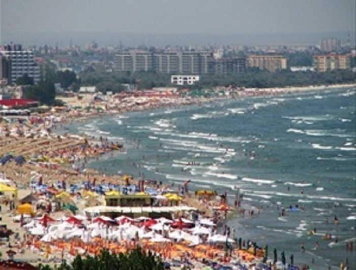 Cluburile din Mamaia amendate de 1 Mai, sancţionate din nou / Mesele de pe terase erau în continuare prea apropiate / Doi turişti din Vama Veche, amendaţi că nu purtau mască