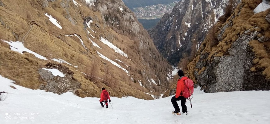 Acţiune a Salvamont Buşteni pentru recuperarea a doi turişti blocaţi pe Valea Cerbului – FOTO