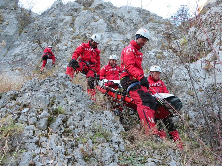 Neamţ: Acţiune de salvare a patru persoane în stare de epuizare, blocate într-o zonă montană dificilă