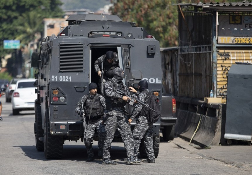 Cel puţin 25 de oameni, între care un poliţist, au decedat joi, într-un schimb de focuri produs în timpul unei operaţiuni antidrog în Rio de Janeiro