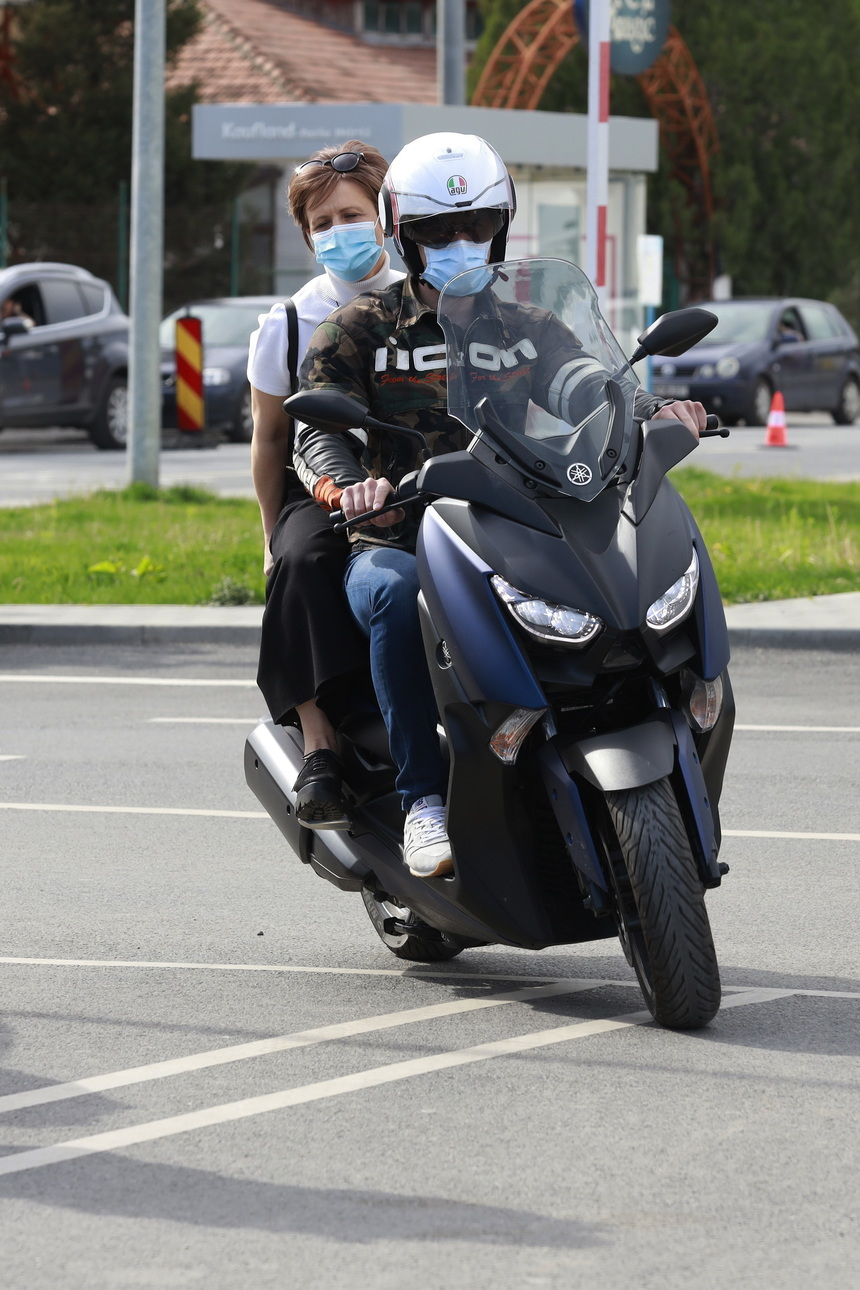 Prefectul de Buzău a venit cu motocicleta la centrul de vaccinare drive through deschis în parcarea unui supermarket/ Deşi s-a vaccinat deja, acesta a lucrat ca voluntar în centru – FOTO