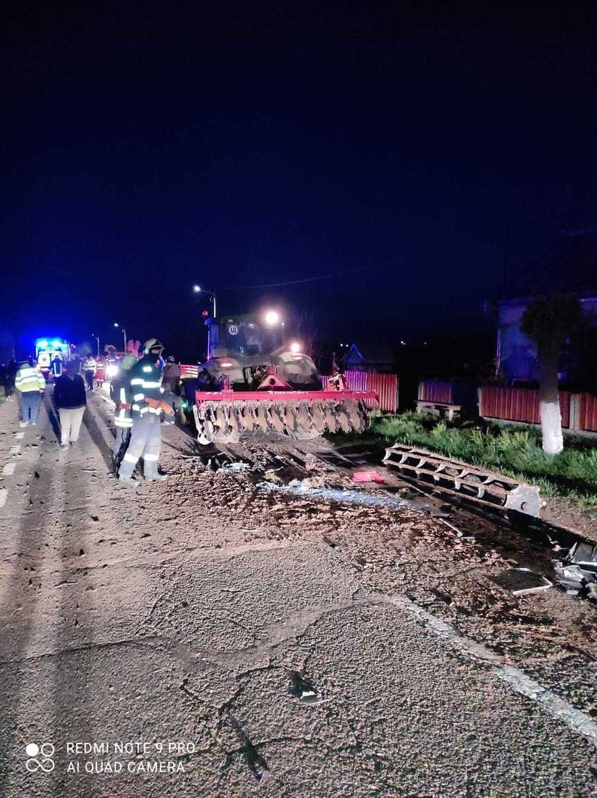 Suceava: Un tânăr de 25 de ani a murit într-un accident rutier / O maşină şi un tractor s-au ciocnit