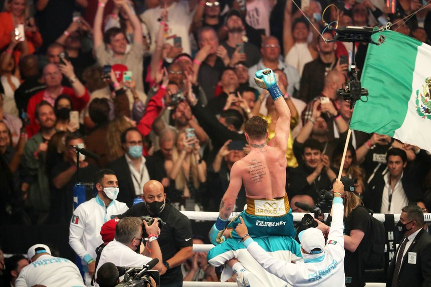 Canelo Alvarez l-a învins pe Saunders şi a unificat centurile WBO, WBA şi WBC. Meciul s-a disputat în faza a 73.126 de spectatori