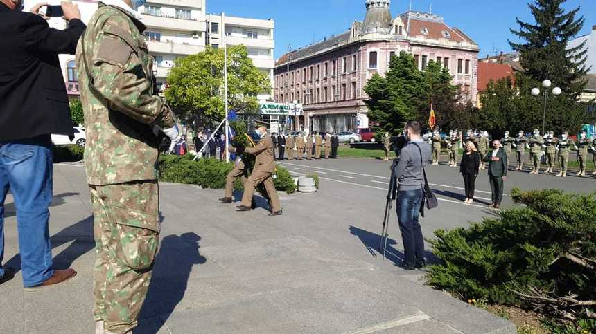 Fifor Mihai acuză că parlamentarii nu au fost invitaţi la acţiunile de marcare a Zilei Europei, la Arad: Îi sugerez domnului prefect Toth să studieze Legea ceremonialului militar. Ar afla, de pildă, care e ordinea de precădere la depunerea de coroane