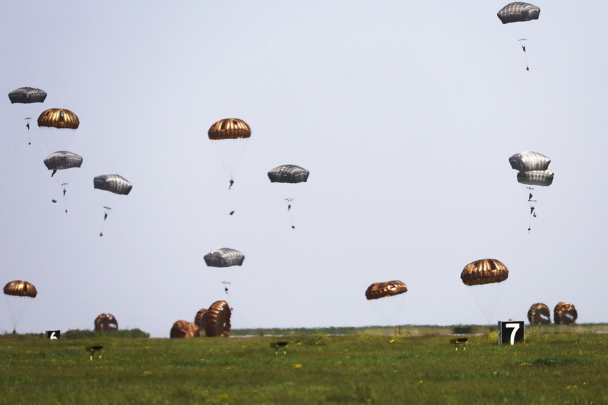 Exerciţiu la Baza Aeriană de la Boboc – 400 de militari au fost paraşutaţi, în cel mai mare eveniment de pregătire de la debutul pandemiei de coronavirus – FOTO