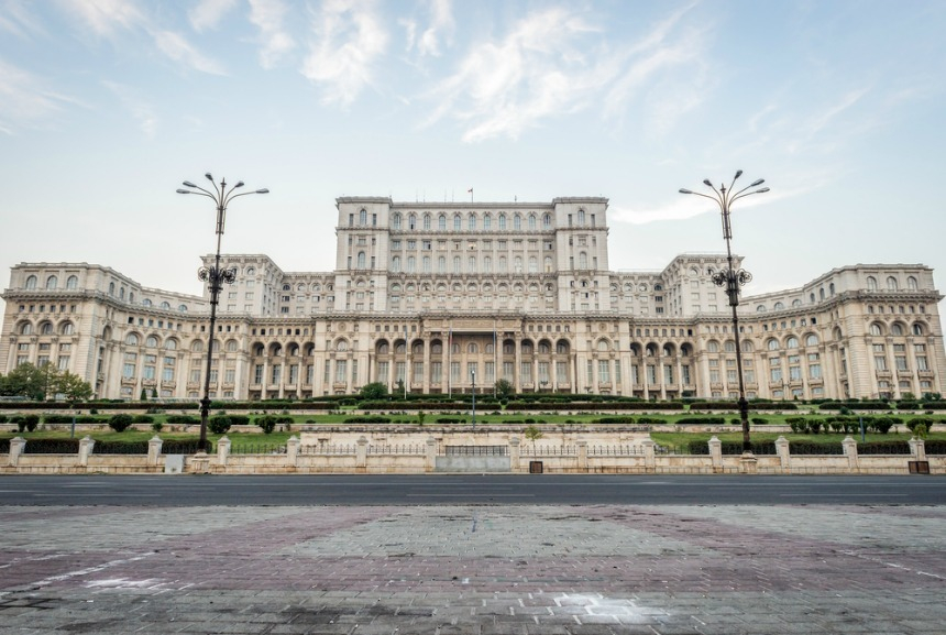 Palatul Parlamentului, iluminat în turcoaz pe 9 iunie, de Ziua Conştientizării bolii Batten