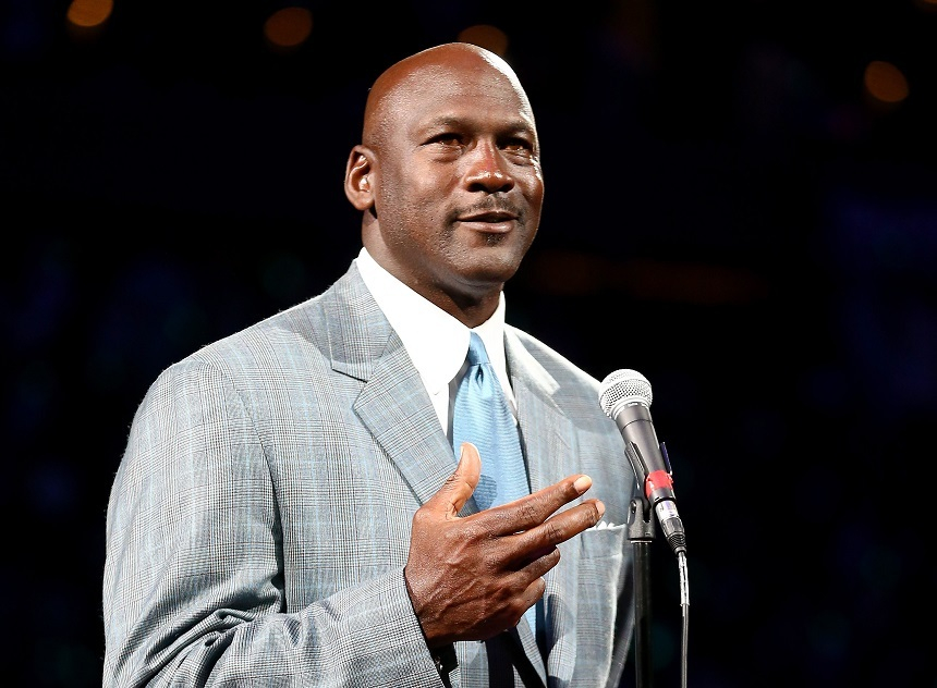 O pereche de încălţăminte sport purtată de legenda baschetului american Michael Jordan, vândută cu peste 152.000 de dolari