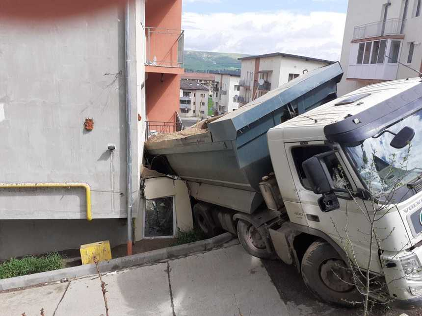 Cluj: O basculantă cu nisip s-a răsturnat peste balconul unui apartament aflat la parter, în Floreşti – FOTO