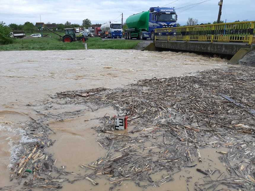 Apele Române: Debite maxime istorice în zona Satu Mare. Cantitatea maximă de precipitaţii măsurată – 60 litri/metru pătrat într-un interval de 6 ore, din care 50 litri/ metru pătrat în două ore – FOTO