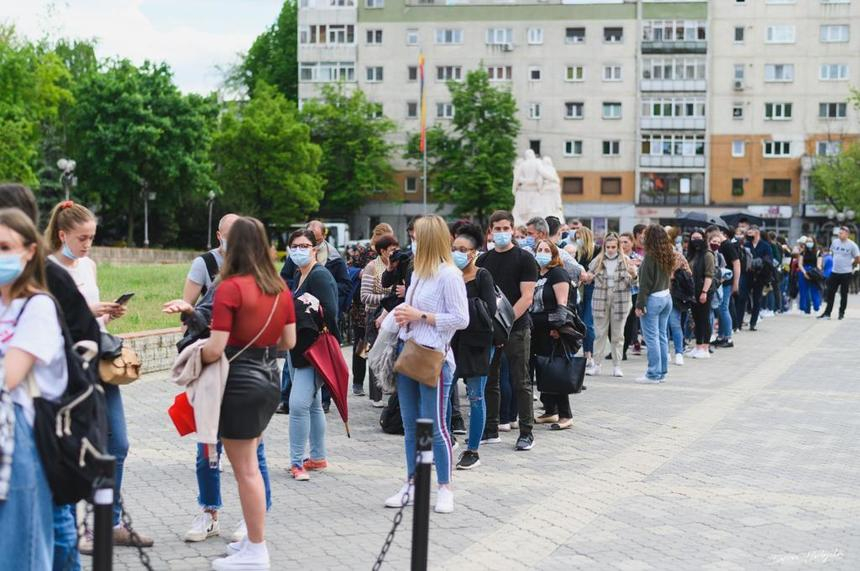 Coadă de zeci de metri la Maratonul Vaccinării de la Iaşi. În primele două ore ale evenimentului s-au vaccinat 500 de persoane, mulţi fiind studenţi – FOTO