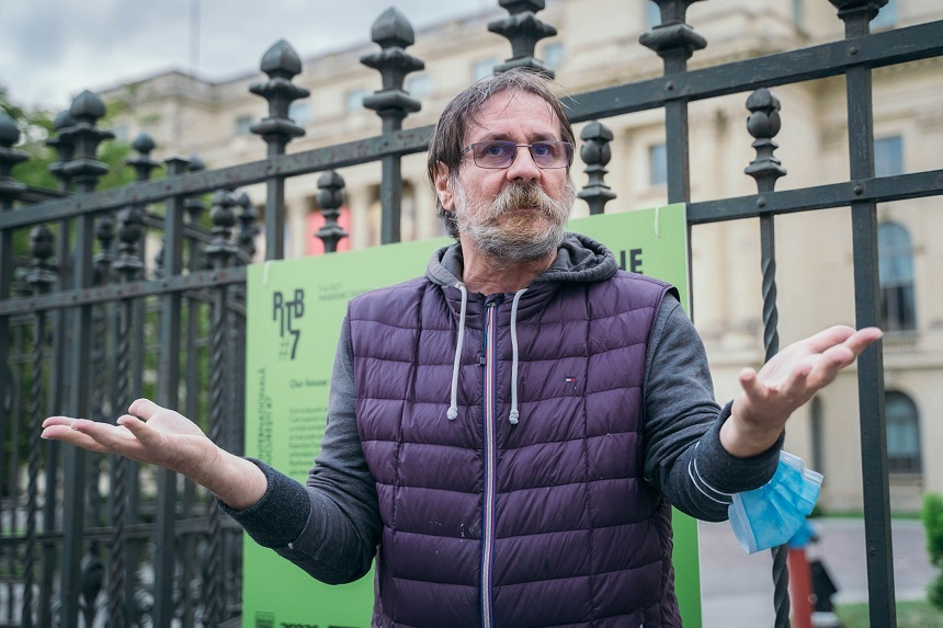 Artistul Dan Perjovschi a desenat Centrul de Vaccinare din Fierbinţi: „Veniţi, vedeţi, vaccinaţi!” – FOTO