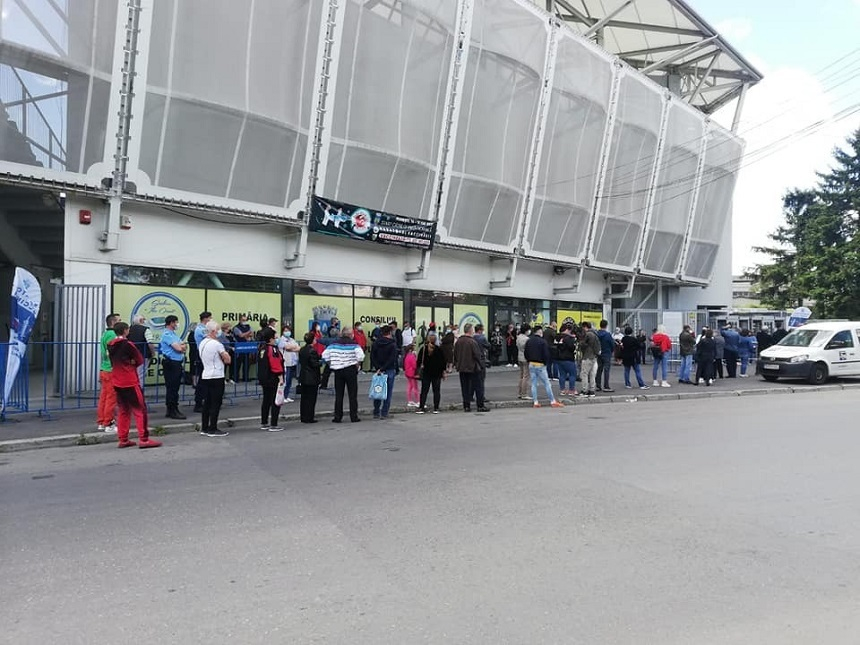 Autorităţile au suplimentat dozele de vaccin în cadrul maratonului de la Ploieşti.1800 de oameni s-au prezentat de vineri până sâmbătă pentru a se imuniza – FOTO