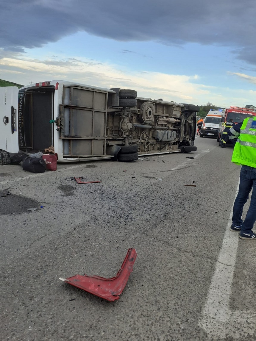 Iaşi – Plan roşu de intervenţie declanşat după un accident în care au fost implicate un microbuz şi un autocamion – 12 adulţi şi un copil, transportaţi la spital – FOTO