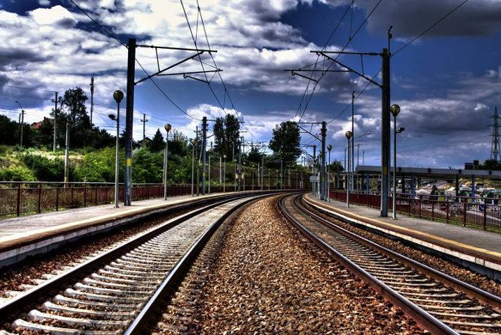 Pasageri ai unui tren privat, evacuaţi după ce garnitura a agăţat cablurile de înaltă tensiune