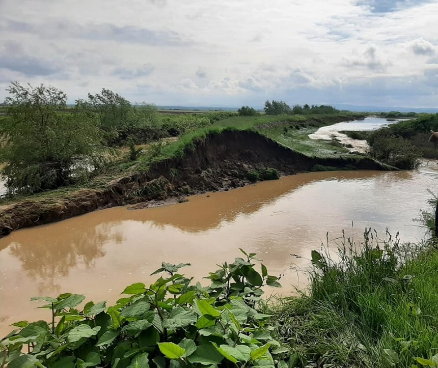 Satu Mare – Intervenţie pentru închiderea unei breşe formate într-un dig la confluenţa cu râul Crasna, în condiţiile în care zona este sub avertizare cod galben emisă de hidrologi – FOTO