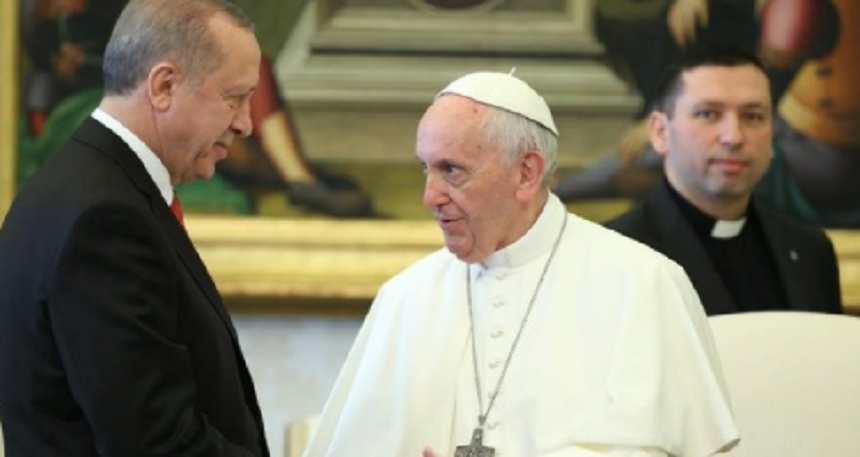 Erdogan îndeamnă comunitatea internaţională, într-o convorbire cu Papa Francisc, să impună sancţiuni Israelului, pentru a-l pedepsi şi obliga să oprească ”masacrarea” palestinienilor, o ”crimă împotriva umanităţii” şi o ”barbarie”