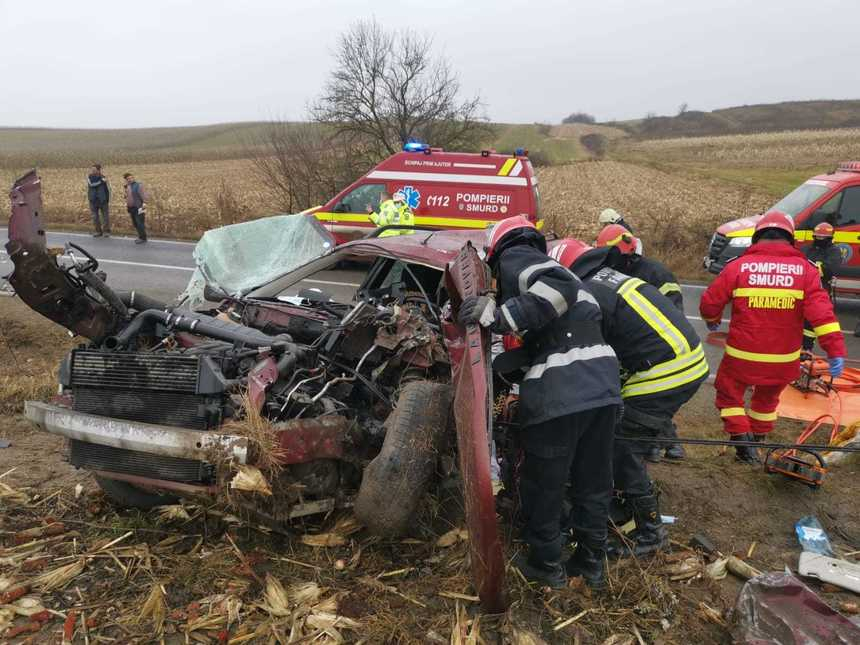 Braşov: Două persoane au murit şi alte şase au fost rănite într-un accident în care au fost implicate un autoturism şi un microbuz/ Un copil de 3 ani este în comă – FOTO, VIDEO