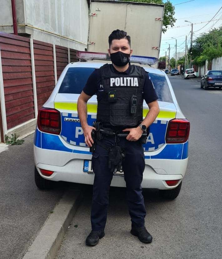 Un poliţist îi scrie ministrului Bode că uniforma este ”total depăşită”, 80 – 90% dintre lucrători apelând la ”ajustarea” ei: Nimeni nu ne-a întrebat dacă ne e frig, cald, sau din ce bani reparăm maşinile, dar am fost „hăituiţi” pe tema uniformei