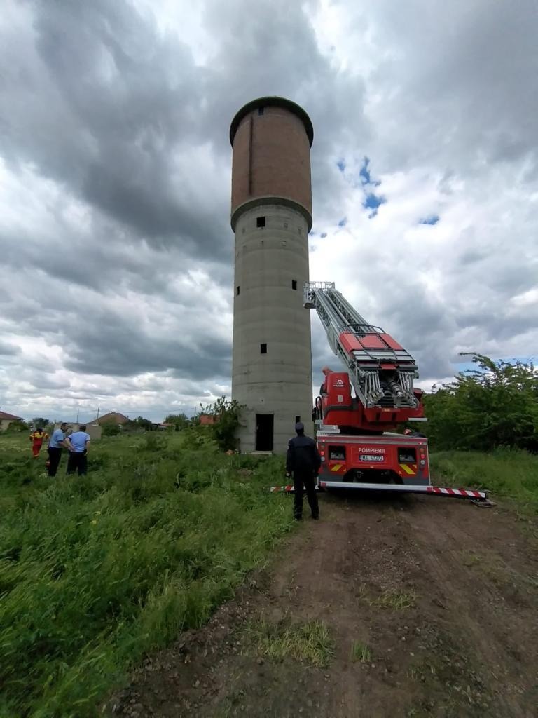 Copil de 12 ani, salvat după ce a căzut într-un castel de apă dezafectat, în Ialomiţa – FOTO