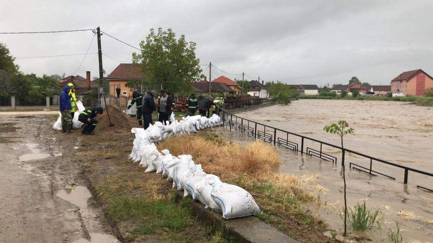 Ministerul Mediului: Creşteri importante de debite cu depăşiri ale cotelor de pericol, în bazinul Crişului Negru/ Se propagă o viitură rapidă în zona îndiguită a Crişului Negru/ La Beiuş s-a înregistrat o cotă istorică de 466 cm, la Tinca se aşteaptă 550 cm