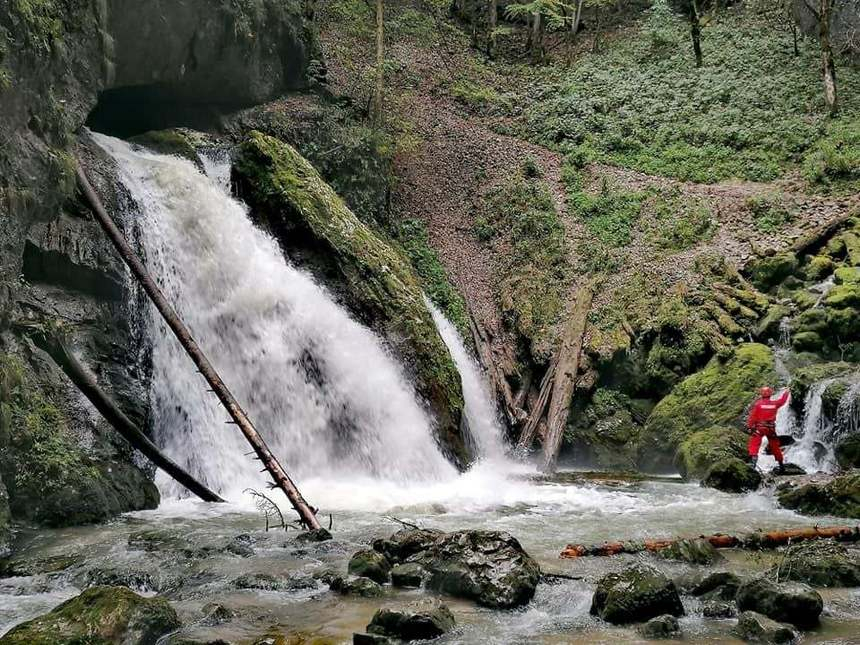 Salvamont Salvaspeo Bihor: Nu se recomandă parcurgerea traseelor turistice care au sectoare acvatice dificile în caz de viitură şi a unor peşteri/ Pentru rafting-kayaking, accesul pe Crişul Pietros e interzis, iar pe Crişul Repede nivelul e foarte ridicat