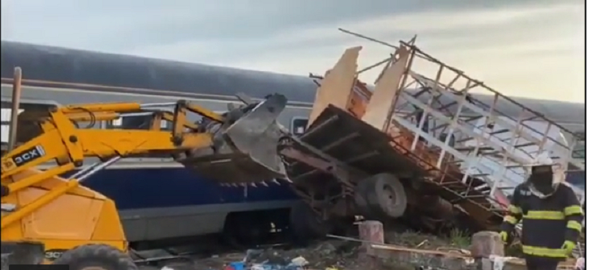 Un autotren care transporta stupi, lovit de tren la Piatra Olt – VIDEO