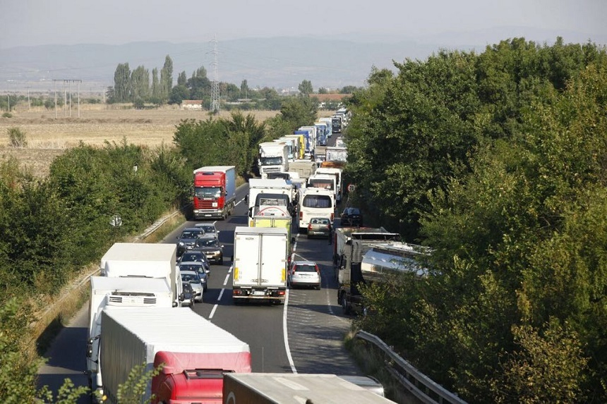 Infotrafic: Restricţii de circulaţie instituite pe mai multe drumuri duminică seară din cauza unui transport agabaritic