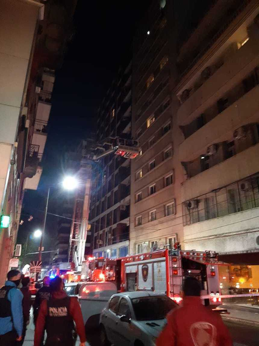 Argentina: Un fotbalist uruguayan aflat în carantină a scăpat de un incendiu după ce a sărit pe fereastra de la hotelul în care era cazat – VIDEO –