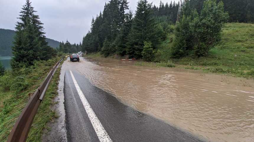 Drumul naţional 1, blocat pe Valea Prahovei, pe sensul spre Braşov, din cauza aluviunilor scurse de pe versanţi