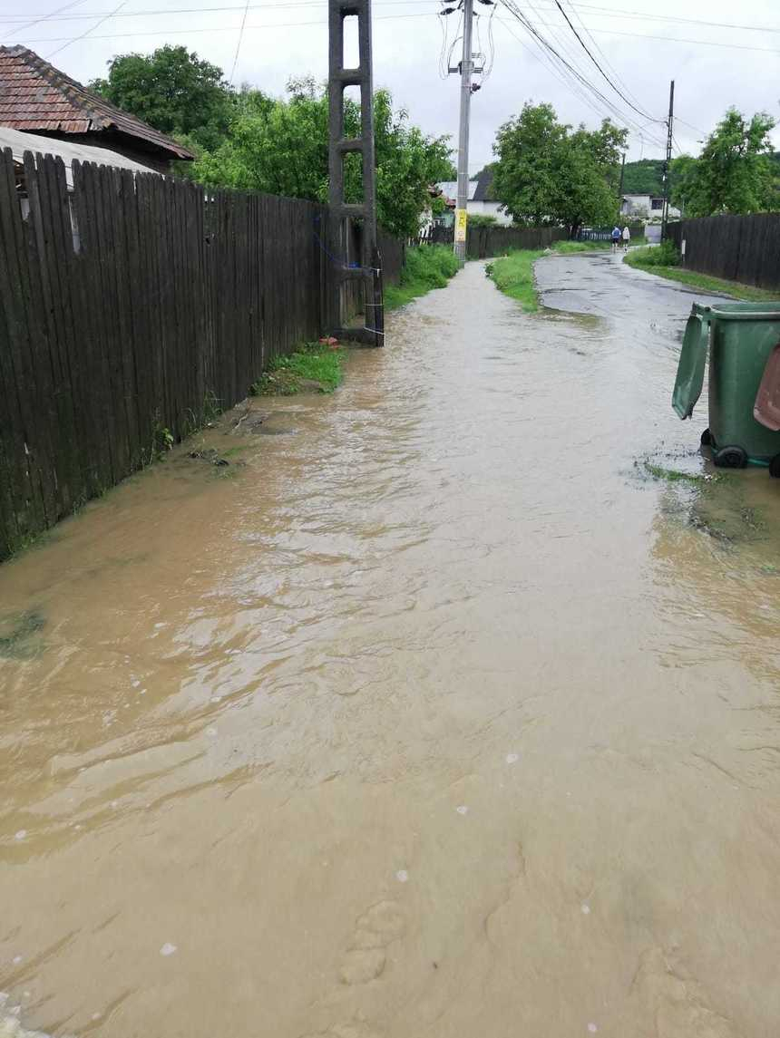 Argeş: Ploile torenţiale au provocat inundaţii în şapte localităţi – VIDEO