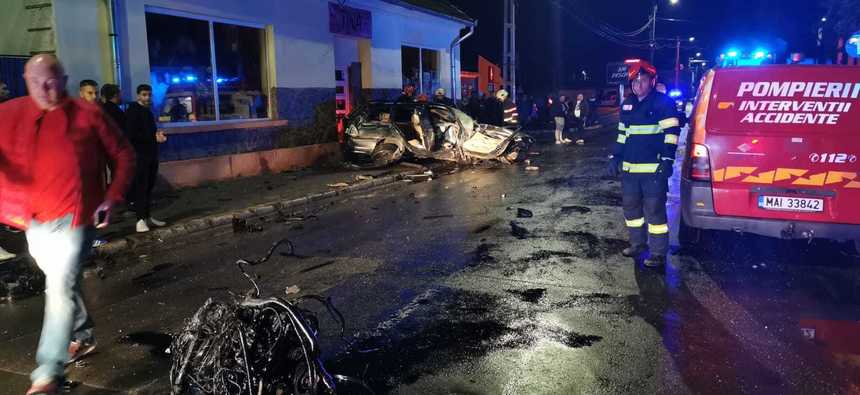 Accident rutier grav în Târnăveni: O maşină a intrat în zidul unei case / Două persoane sunt inconştiente