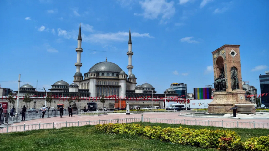 Erdogan a inaugurat controversata moschee din Piaţa Taksim