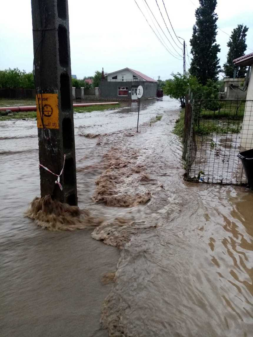 Constanţa: 13 gospodării inundate, patru maşini avariate şi patru turişti salvaţi de pe plajă în urma inundaţiilor din Tuzla – FOTO, VIDEO