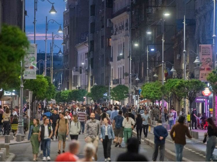 Primarul general îndeamnă bucureştenii să se plimbe pe Calea Victoriei şi pe mai multe străzi din centru, transformate în alei pietonale în weekend