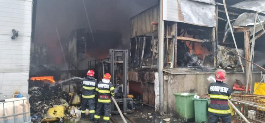 Incendiu cu degajare mare de fum la un incinerator lângă Ploieşti. Există suspiciuni că o persoană ar fi fost prinsă în interior. Autorităţile au emis mesaj RO-Alert – FOTO