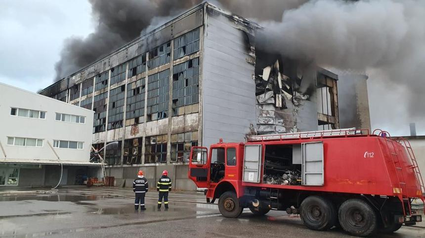 Prahova: Firma care operează incinratorul unde s-a produs incendiul reclamă că un anhajat a intrat ilegal în incintă / Pompierii încă lucrează pentru lichidarea incendiului