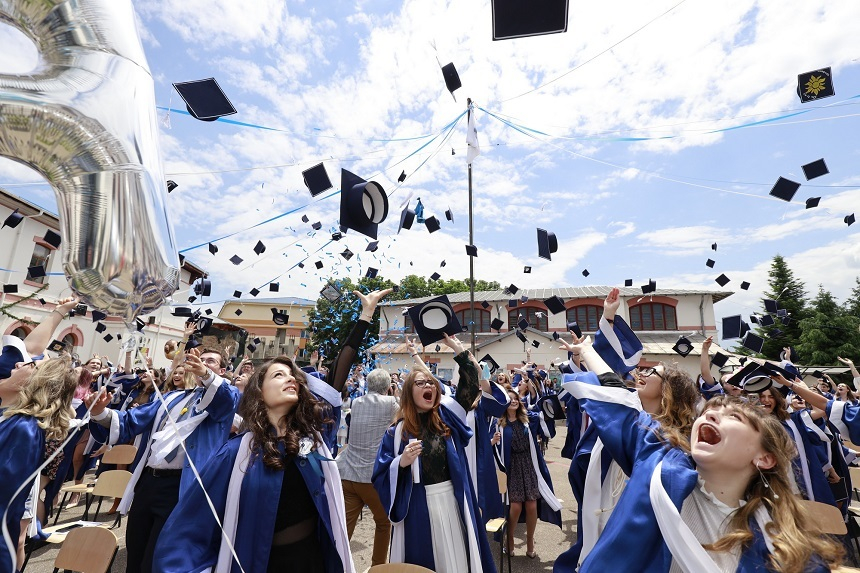 Buzău – Festivitate emoţionantă de absolvire la cel mai prestigios liceu din judeţ. Părinţii elevilor au putut urmări ceremonia doar online – FOTO