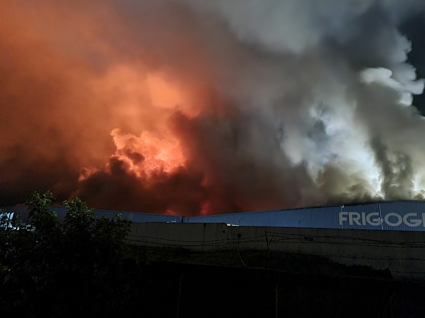 Incendiu puternic la hala unei fabrici de lângă Timişoara – FOTO