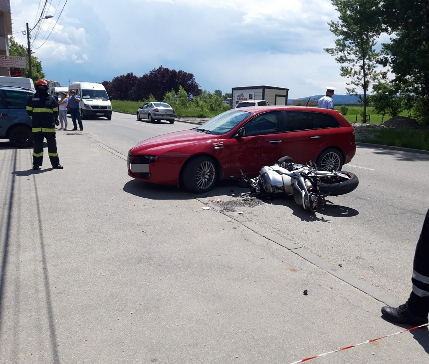 Două persoane rănite la Curtea de Argeş, după ce o motocicletă s-a ciocnit cu un autoturism – FOTO