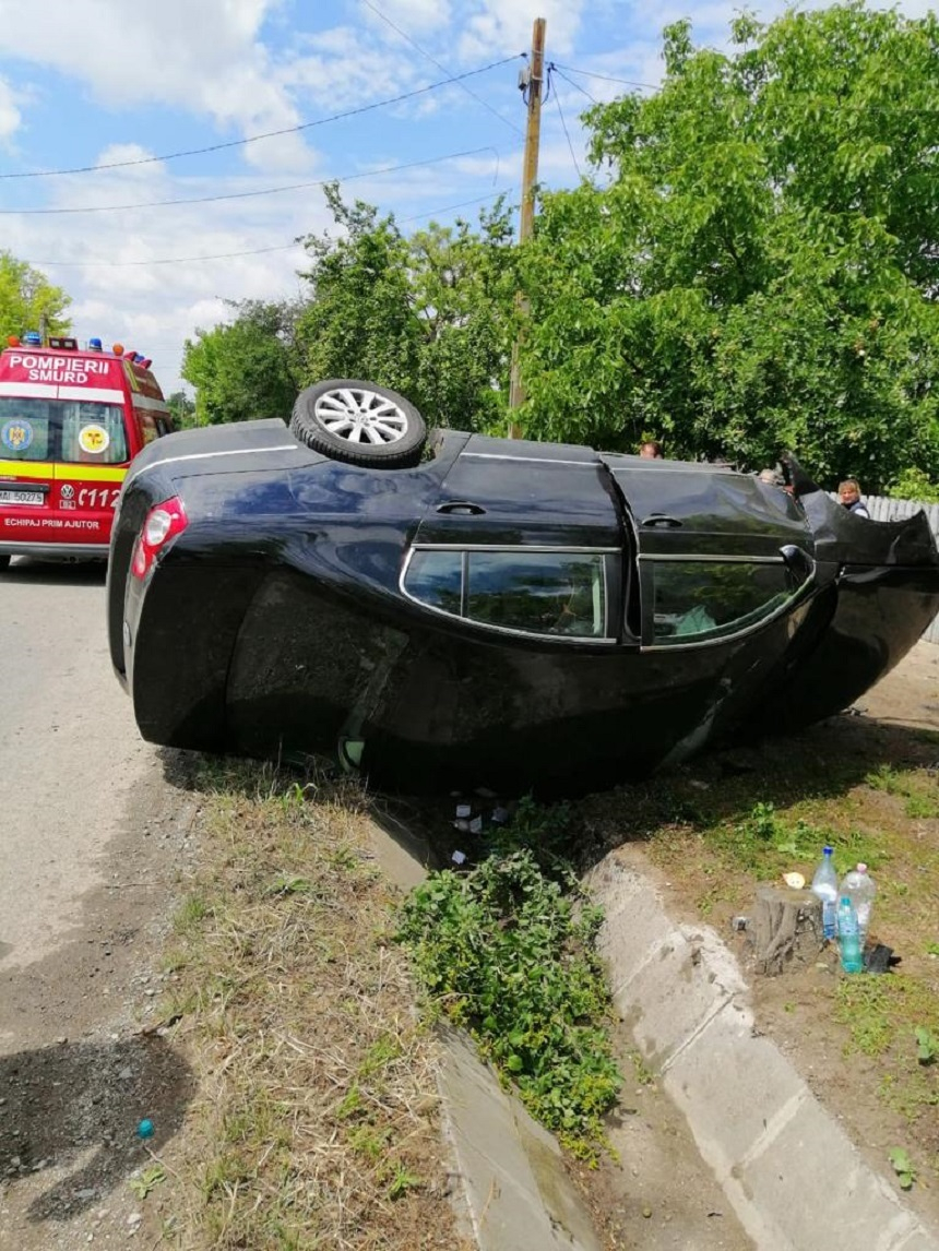 Ialomiţa: Doi adulţi şi un copil, la spital după ce autoturismul cu care circulau s-a răsturnat – FOTO