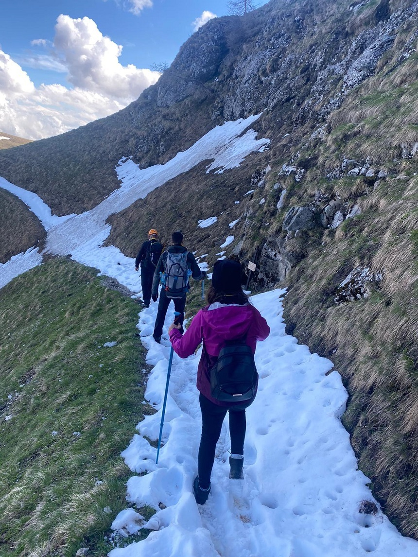 Salvamoniştii au intervenit în cazul a doi tineri care nu au mai putut coborî de pe un traseu din Bucegi din cauza stratului de zăpadă de pe poteci – FOTO