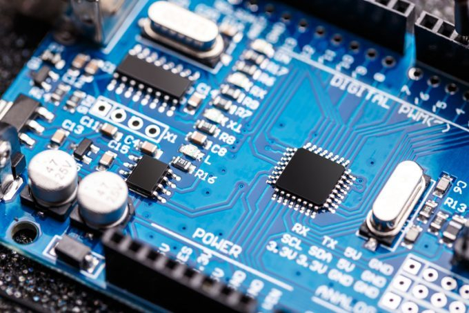 Vânzările de semiconductori la nivel mondial s-au ridicat în 2020 la 440 de miliarde de dolari, în creştere cu 7 procente faţă de 2019. Piaţa ar putea creşte în acest an cu 11%