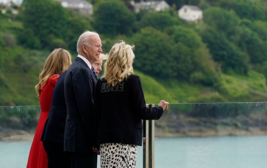 Prima Doamnă a SUA Jill Biden afişează mesajul ”LOVE” la G7