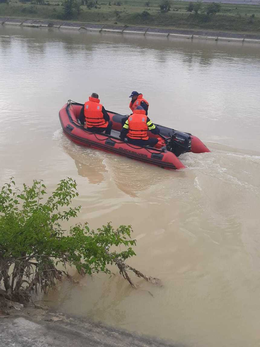 Vâlcea: Un bărbat dispărut pe un canal al lacului de acumulare Stupărei este căutat de către pompieri şi scafandri – FOTO, VIDEO